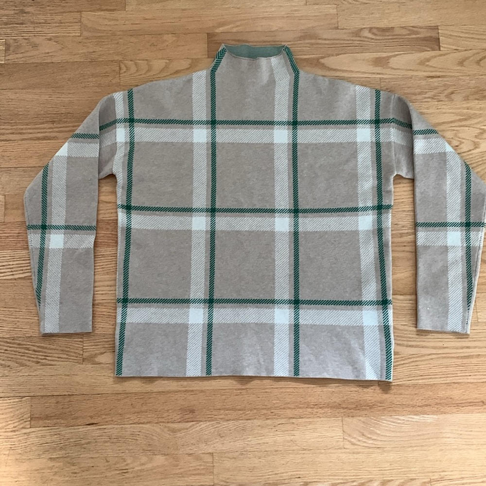 Like new Tahari sweater